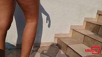 Brincando com as amigas na piscina e repartindo o marido pra um boquete duplo