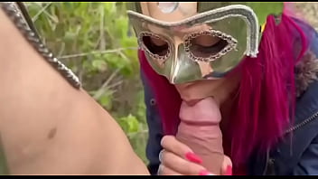 Arrastei a casada para o mato e de leitinho para ela e fodi ela em casa