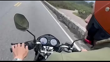 Arrastei a casada para o mato e de leitinho para ela e fodi ela em casa