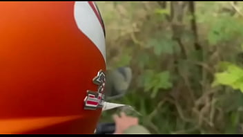 Arrastei a casada para o mato e de leitinho para ela e fodi ela em casa