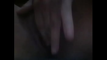 Novinha gemendo na masturbacão