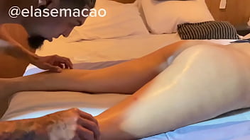 Massagista negão fudeu minha bucetinha enquanto minha namorada gravava