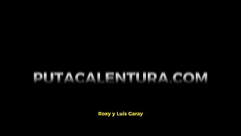 En este video roxxxy violeta jovencita curiosa y sumisa se adentra en el mundo del bdsm por primera vez guiada por un h