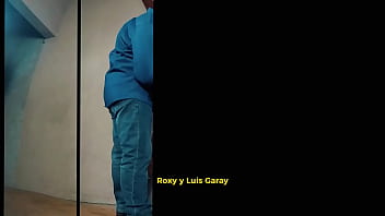 En este video roxxxy violeta jovencita curiosa y sumisa se adentra en el mundo del bdsm por primera vez guiada por un h