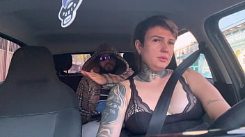 Mulher Uber Pega Passageiro Suspeito E Acaba Tendo Que Dar A Buceta Ali Mesmo Dentro Do Carro Ele Falou Que Iria Foder Ela No Pelo E Que Não Iria Pagar A Corrida Ela Gozou No Pau Do Bandido thumbnail