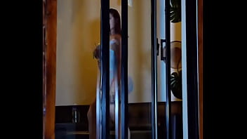 Olha só como balança essa bunda