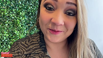 Essa gordinha casada é uma delícia que o marido corno libera para outros machos