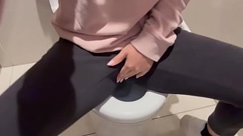 今日もデパートのト◯レでひとりえっちしてしまいました