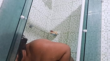 Flagra de vizinha tomando banho e tendo um grande squirt