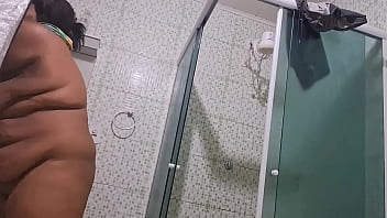 Flagra de vizinha tomando banho e tendo um grande squirt