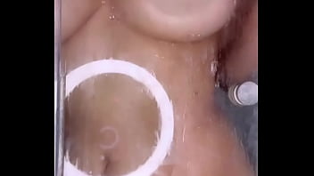 Gostosa tomando banho e se mostrando