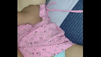 Mi Cuñada Virgen Quieres Que Mi Marido Le Quite La Calentura Que Tiene Y Deja Que Le Aprete Las Tetas La Bese Profundamente Con Lengua Y Le Frote Su Coño Para Correrme En Sus Panties thumbnail