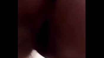 Le encanta bailar y tocarse para la camara