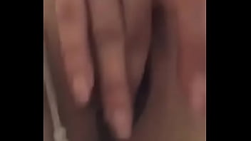 Le encanta bailar y tocarse para la camara