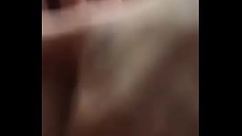 Le encanta bailar y tocarse para la camara