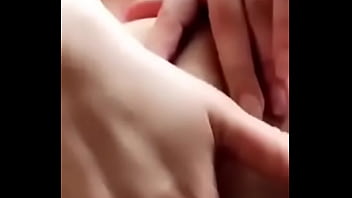 Le encanta bailar y tocarse para la camara