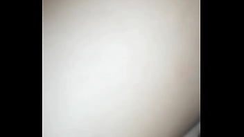 El vecino me folla mi gran culo mientras me masturbo con mi vibrador