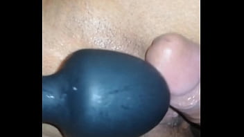 El vecino me folla mi gran culo mientras me masturbo con mi vibrador