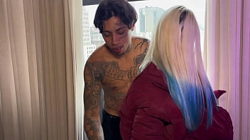 Novinha morrendo de frio precisou de pau para esquentar