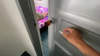 Me dejan cuidando a mi hijastra flaca de 18 años y termino con mi verga metida en su coño mientras acaricio sus pequeñas tetas hasta correrme Me dejan cuidando a mi hijastra flaca de 18 años y termino con mi verga metida en su coño mientras acaricio sus pequeñas tetas hasta correrme