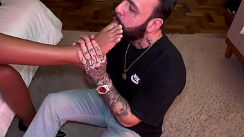 Chamei meu submisso para cuidar dos meus pés