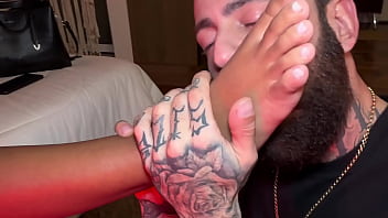 Chamei meu submisso para cuidar dos meus pés