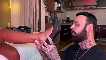 Chamei meu submisso para cuidar dos meus pés