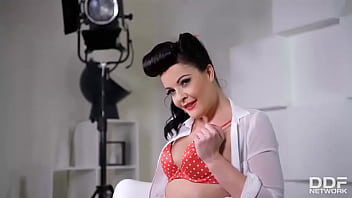 Pinup's pussy tease