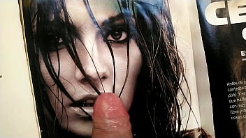 Dandole precum a una linda modelo