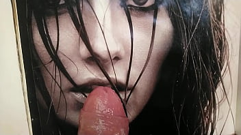 Dandole precum a una linda modelo