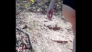 Sexo com o guia turístico na trilha como pagamento enquanto o corno filma