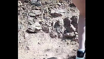 Sexo com o guia turístico na trilha como pagamento enquanto o corno filma