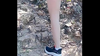 Sexo com o guia turístico na trilha como pagamento enquanto o corno filma