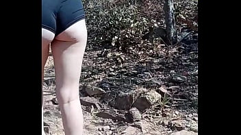 Sexo com o guia turístico na trilha como pagamento enquanto o corno filma