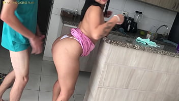 Madrastra De Enorme Culo Es Follada Mientras Hace Los Que Haceres Del Hogar Emily Fox En Español thumbnail
