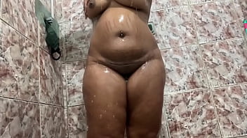 Morena tem uma bunda enorme