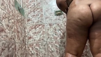 Morena tem uma bunda enorme