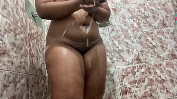 Morena tem uma bunda enorme