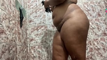 Morena tem uma bunda enorme