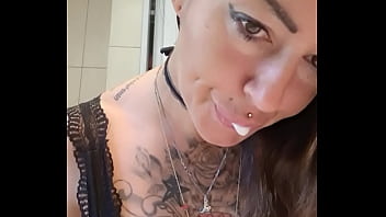 Bon réveil avec moi les amours sous la douche il paraît que ça mousse bien