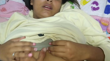 Atrape a mi caliente madrastra masturbándose y llene su coño de semen