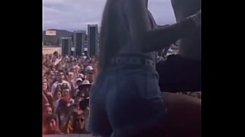 Gostosa descendo até o chão