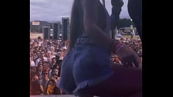 Gostosa descendo até o chão