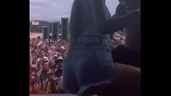 Gostosa descendo até o chão