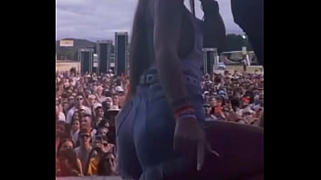 Gostosa descendo até o chão