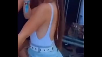 Gostosa descendo até o chão