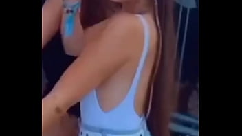 Gostosa descendo até o chão