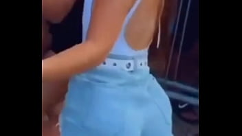 Gostosa descendo até o chão