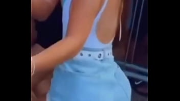 Gostosa descendo até o chão