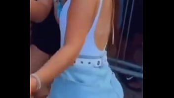 Gostosa descendo até o chão